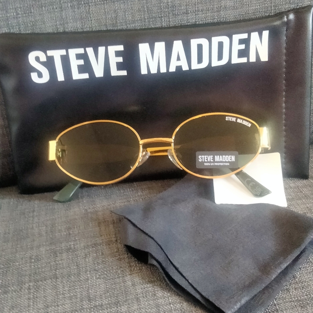 Steve Madden Mystie Gold Sunglasses with Dark Lenses And Black Case - Picture 2 of 6
